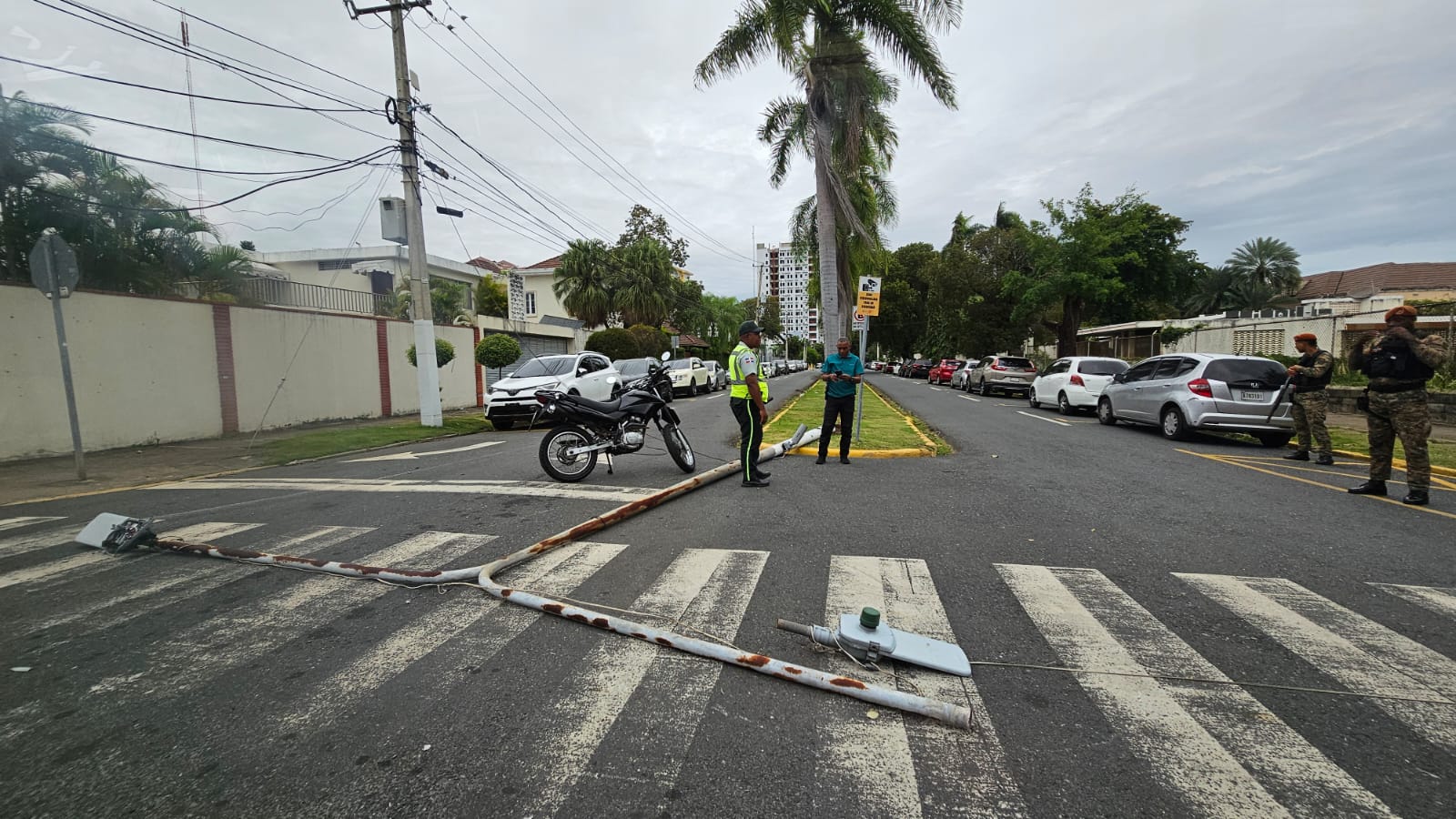 Poste del tendido eléctrico cae en la Abraham Lincoln por fuertes vientos asociados a frente frío