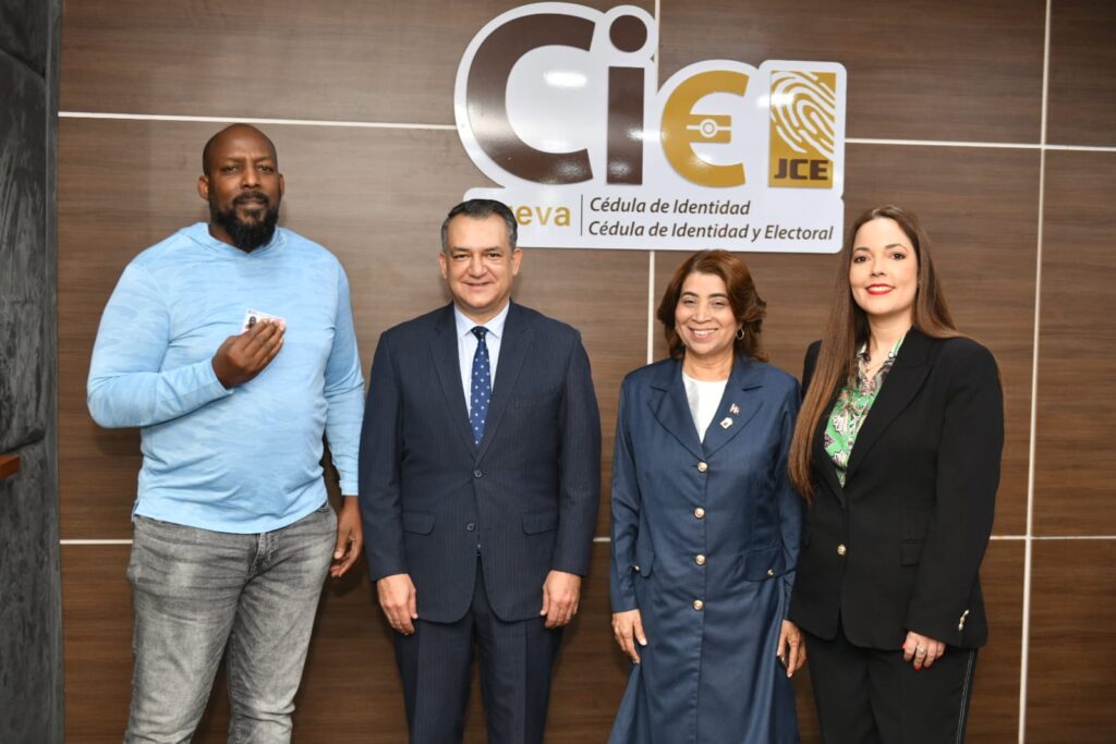 JCE entrega nueva cédula a miembros del Salón de la Fama de Cooperstown y a personas con discapacidad | 10 | JCE entrega nueva cédula a miembros del Salón de la Fama de Cooperstown y a personas con discapacidad - Noticias de hoy en República Dominicana | De Último Minuto