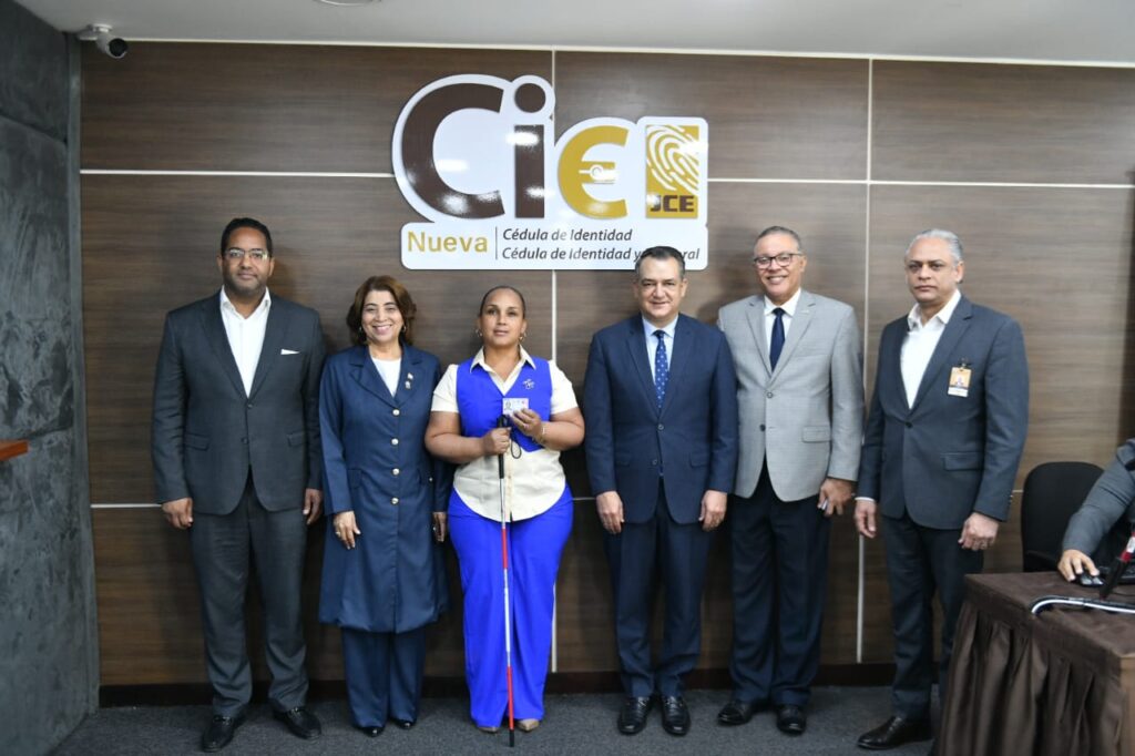 JCE entrega nueva cédula a miembros del Salón de la Fama de Cooperstown y a personas con discapacidad - Noticias de hoy en República Dominicana | De Último Minuto