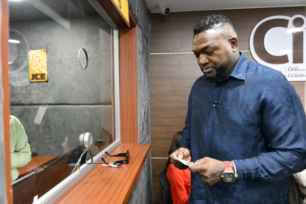 JCE entrega nueva cédula a miembros del Salón de la Fama de Cooperstown y a personas con discapacidad - Noticias de hoy en República Dominicana | De Último Minuto