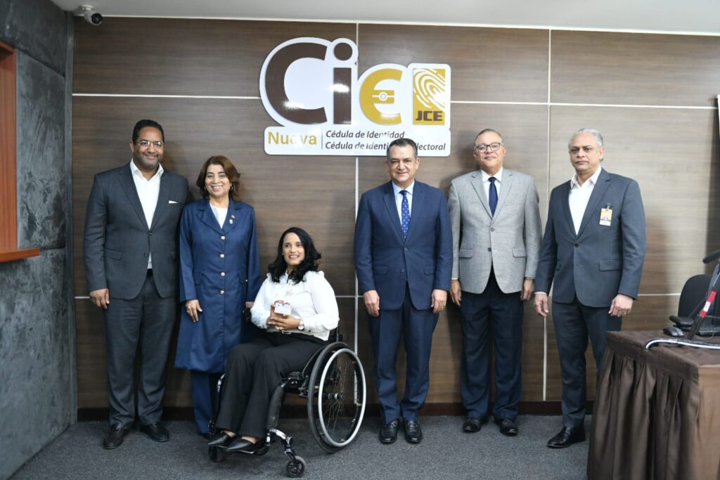 JCE entrega nueva cédula a miembros del Salón de la Fama de Cooperstown y a personas con discapacidad - Noticias de hoy en República Dominicana | De Último Minuto