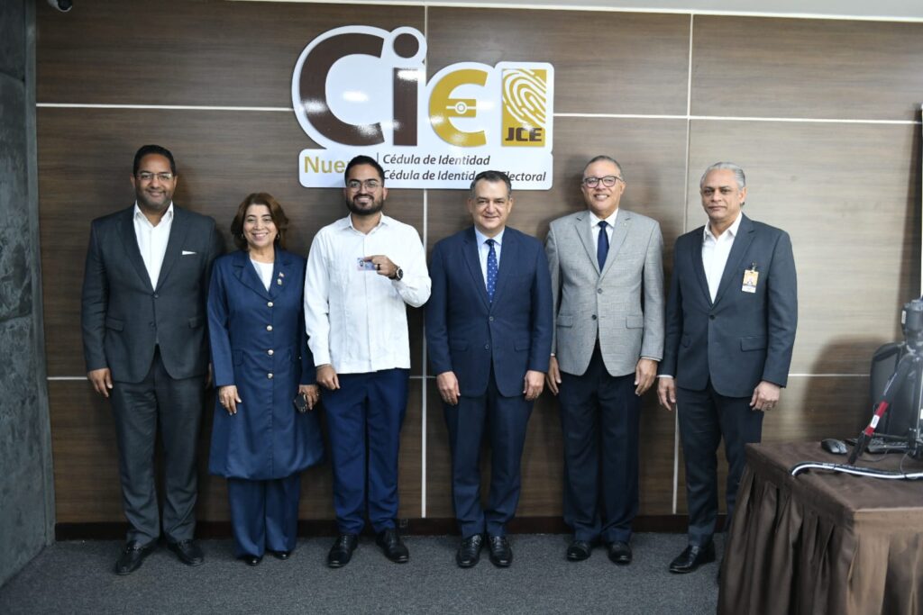 JCE entrega nueva cédula a miembros del Salón de la Fama de Cooperstown y a personas con discapacidad - Noticias de hoy en República Dominicana | De Último Minuto