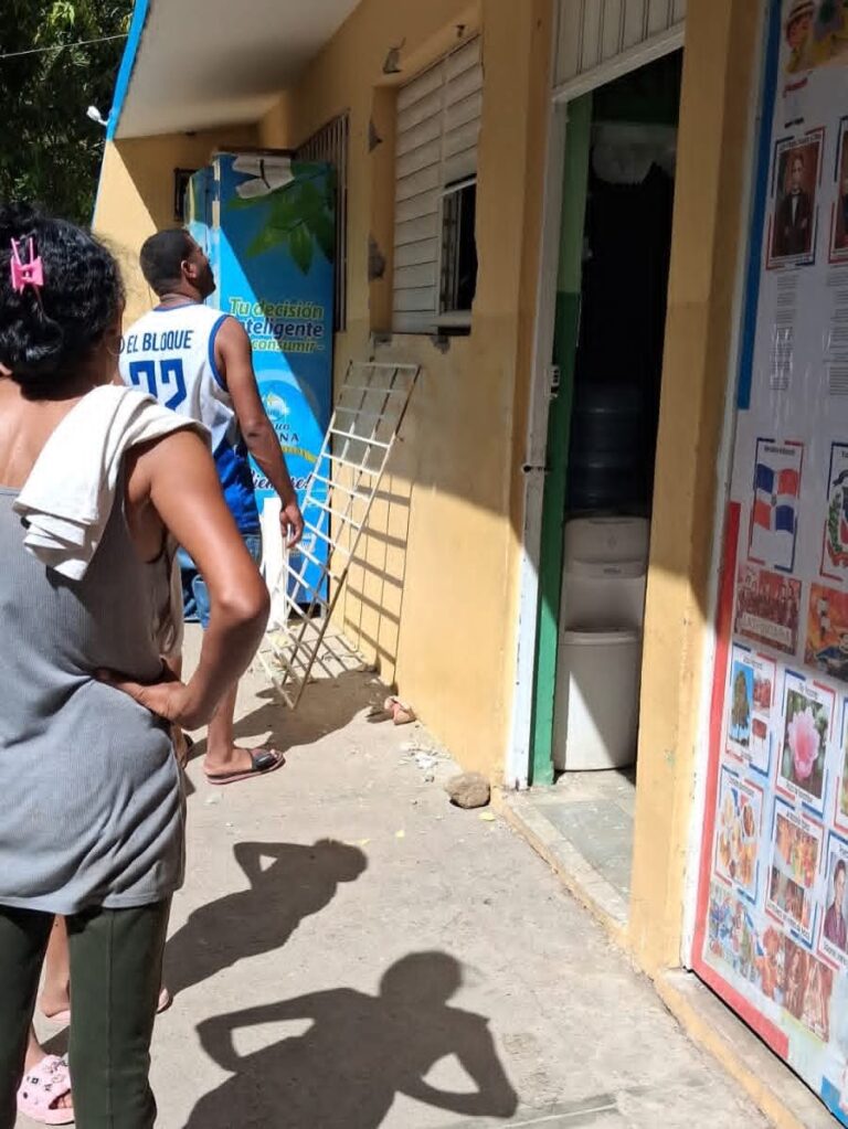 Desconocidos perpetran robo en la Escuela de Puerta Vieja en Peralta, Azua