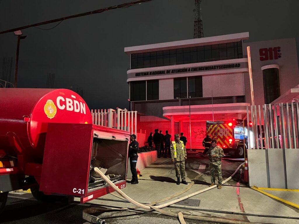 Conato de incendio obliga a evacuar sede del 9-1-1 en la Zona Metropolitana; operaciones continúan desde Santiago | 4 | Conato de incendio obliga a evacuar sede del 9-1-1 en la Zona Metropolitana; operaciones continúan desde Santiago - Noticias de hoy en República Dominicana | De Último Minuto