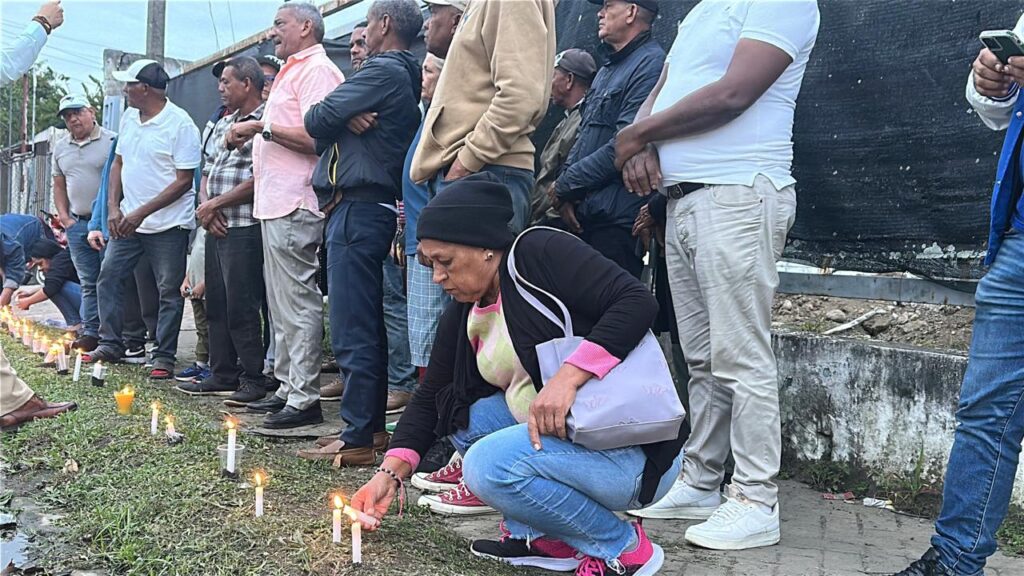 Residentes de Bonao realizan encendido de velas contra planta de gas en la avenida Juan Bosch | 2 | Residentes de Bonao realizan encendido de velas contra planta de gas en la avenida Juan Bosch - Noticias de hoy en República Dominicana | De Último Minuto