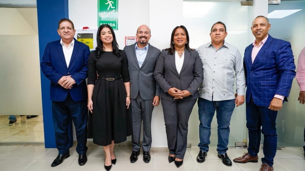 Ministro de Salud Pública juramenta a César Cerda como nuevo director de CORAMON en Bonao - Noticias de hoy en República Dominicana | De Último Minuto