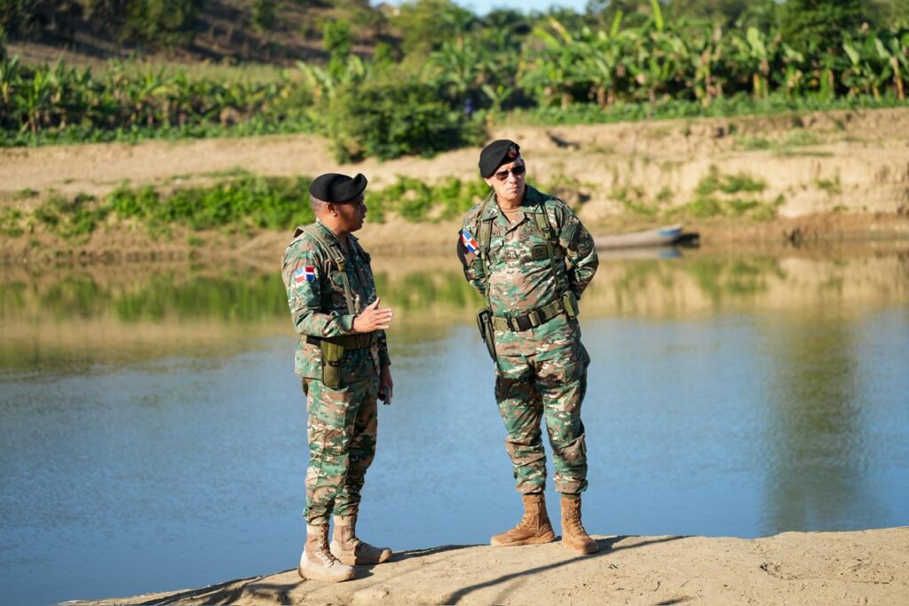 Comandante del Ejército recorre carretera internacional y unidades fronterizas en Elías Piña y Dajabón - Noticias de hoy en República Dominicana | De Último Minuto