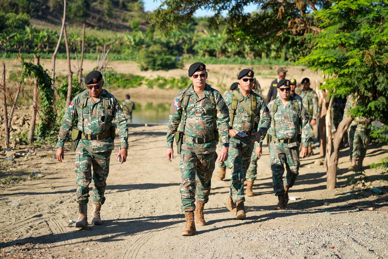 Comandante del Ejército recorre carretera internacional y unidades fronterizas en Elías Piña y Dajabón - Noticias de hoy en República Dominicana | De Último Minuto