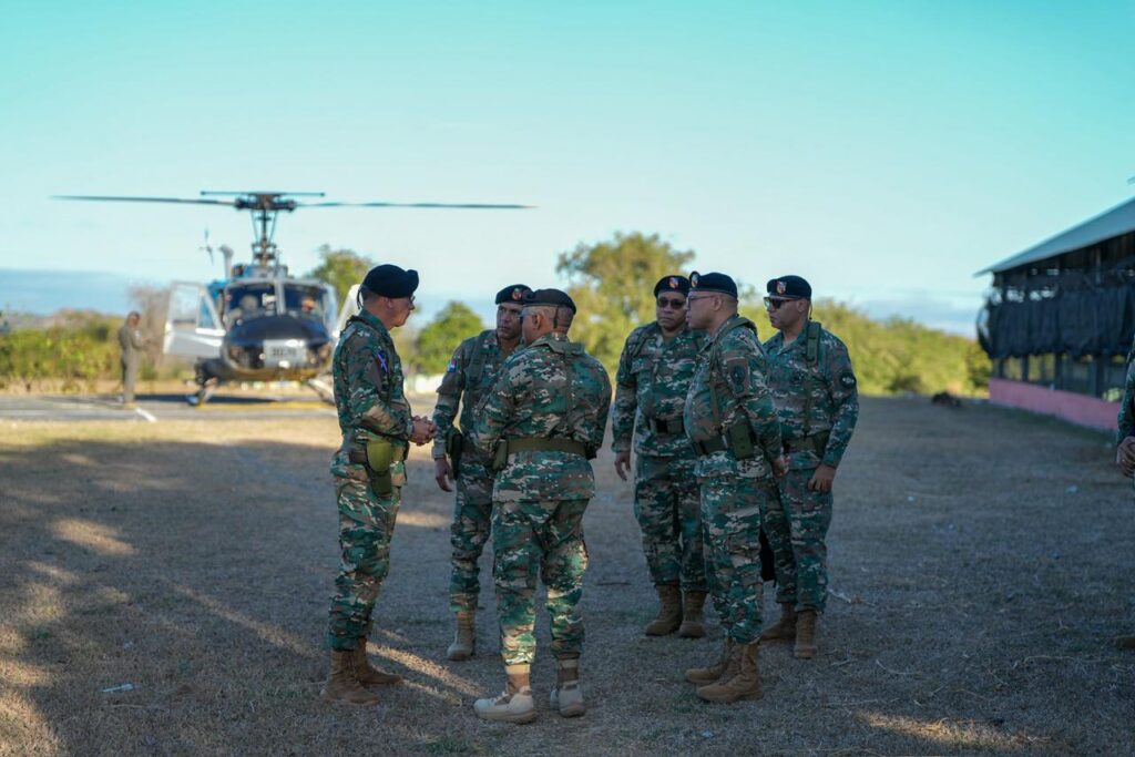 Comandante del Ejército recorre carretera internacional y unidades fronterizas en Elías Piña y Dajabón - Noticias de hoy en República Dominicana | De Último Minuto