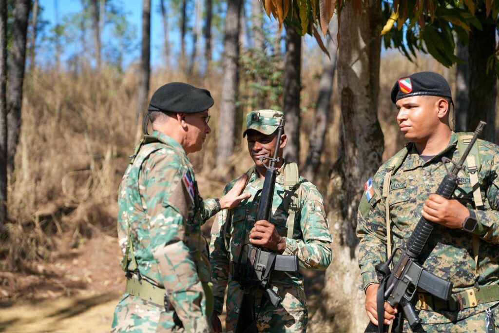 Comandante del Ejército recorre carretera internacional y unidades fronterizas en Elías Piña y Dajabón | 2 | Comandante del Ejército recorre carretera internacional y unidades fronterizas en Elías Piña y Dajabón - Noticias de hoy en República Dominicana | De Último Minuto