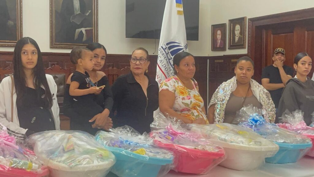Gobernación de Santiago entrega enseres y ayudas sociales a familias vulnerables | 2 | Gobernación de Santiago entrega enseres y ayudas sociales a familias vulnerables - Noticias de hoy en República Dominicana | De Último Minuto