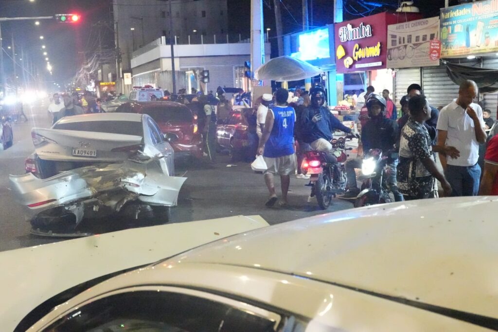 Aparatoso accidente de tránsito involucra a 5 vehículos en la avenida San Vicente de Paúl | 7 | Aparatoso accidente de tránsito involucra a 5 vehículos en la avenida San Vicente de Paúl - Noticias de hoy en República Dominicana | De Último Minuto