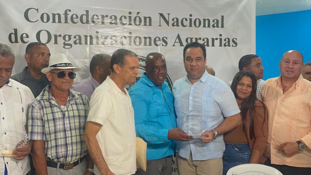 CONAGRA reconoce a Elías Hasboun y a destacados actores del sector agrario en La Vega | 4 | CONAGRA reconoce a Elías Hasboun y a destacados actores del sector agrario en La Vega - Noticias de hoy en República Dominicana | De Último Minuto