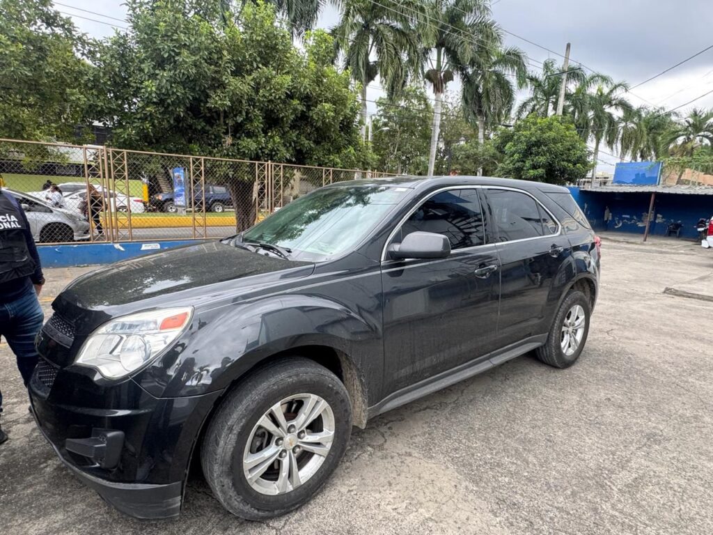 Dintel apresa hombre con arma de fuego ilegal, carnet, gorras y pertrechos militares de diferentes instituciones - Noticias de hoy en República Dominicana | De Último Minuto