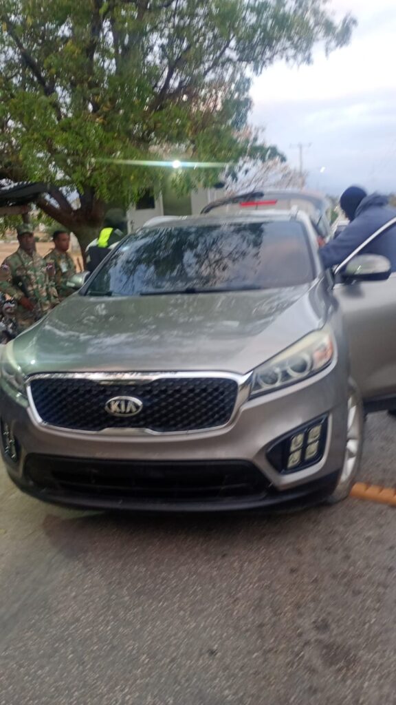 Detienen a dominicano por transportar indocumentados ocultos en el baúl del vehículo en San Juan de la Maguana | 2 | Detienen a dominicano por transportar indocumentados ocultos en el baúl del vehículo en San Juan de la Maguana - Noticias de hoy en República Dominicana | De Último Minuto