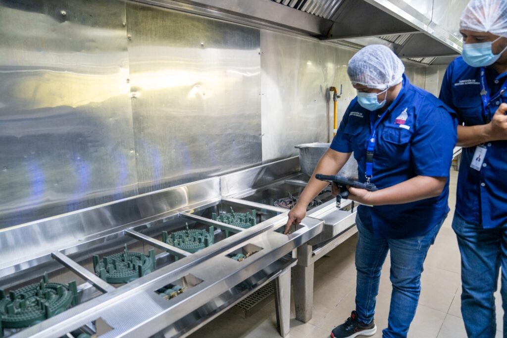 INABIE refuerza transparencia en licitaciones del almuerzo escolar con el uso de equipos tecnológicos | 4 | INABIE refuerza transparencia en licitaciones del almuerzo escolar con el uso de equipos tecnológicos - Noticias de hoy en República Dominicana | De Último Minuto