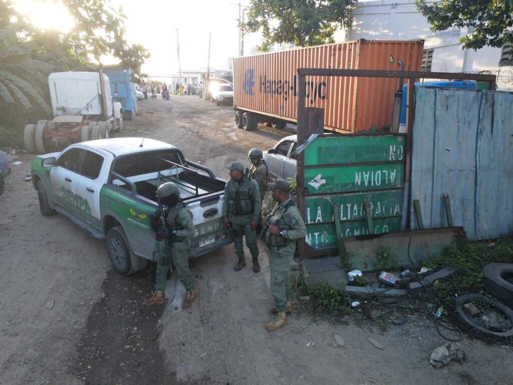Autoridades desmantelan depósito clandestino de residuos y paralizan empresas vinculadas | 2 | Autoridades desmantelan depósito clandestino de residuos y paralizan empresas vinculadas - Noticias de hoy en República Dominicana | De Último Minuto