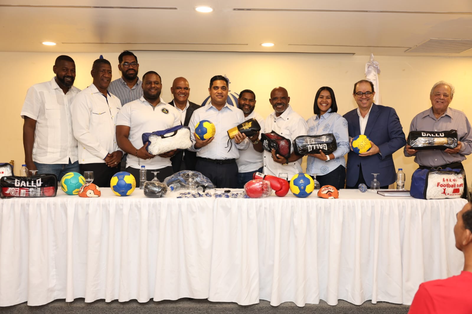 El ministro Kelvin Cruz inicia ciclo con entrega de útiles a balonmano y boxeo