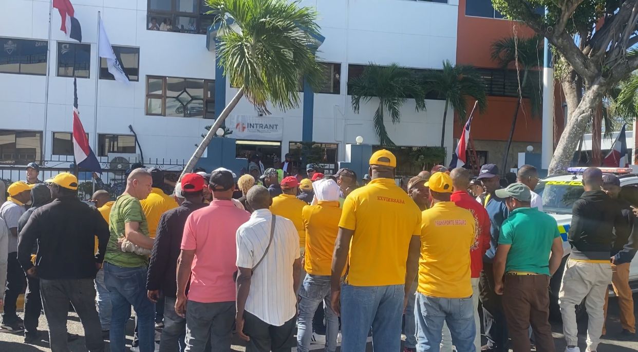 Transportistas protestan frente al Intrant por supuestas multas abusivas y retención de vehículos