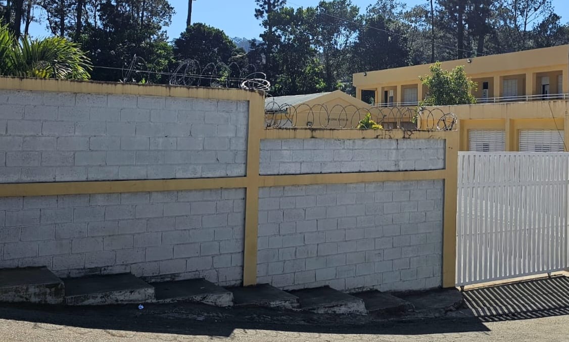 Filtraciones amenazan con detener docencia en liceo de La Palma Constanza