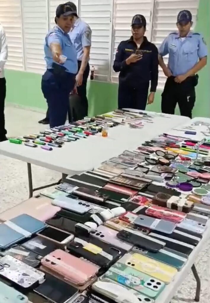 Ocupan en politécnico Ñico Lora de Navarrete armas blancas, vapers y celulares incautados - Noticias de hoy en República Dominicana | De Último Minuto