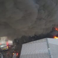 911 coordina asistencia en incendio de gran magnitud en empresa de plásticos en San Cristóbal