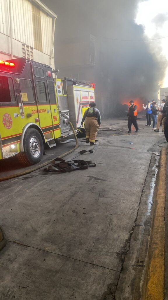 911 coordina asistencia en incendio de gran magnitud en empresa de plásticos en San Cristóbal | 2 | 911 coordina asistencia en incendio de gran magnitud en empresa de plásticos en San Cristóbal - Noticias de hoy en República Dominicana | De Último Minuto