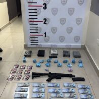 Policía apresa a hombre con fusil, RD$500,000 en efectivo y presunta droga en el DN - Noticias de hoy en República Dominicana | De Último Minuto