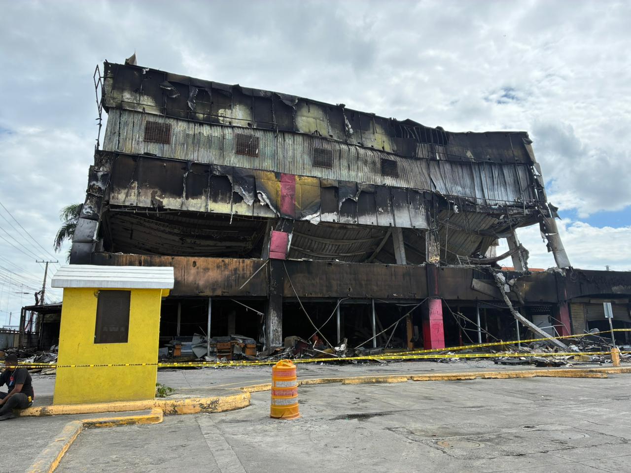 L&R Comercial iniciará demolición y nueva construcción tras incendio en Villa Mella - Noticias de hoy en República Dominicana | De Último Minuto