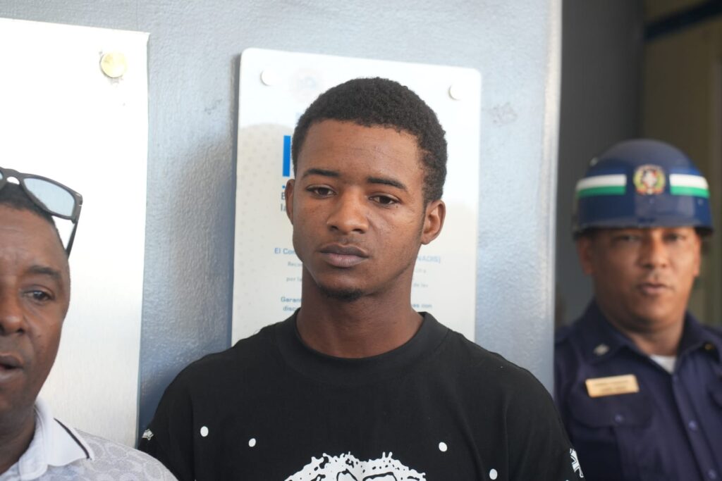 Se entrega joven vinculado a homicidio en Nigua; familiares aseguran que es inocente | 3 | Se entrega joven vinculado a homicidio en Nigua; familiares aseguran que es inocente - Noticias de hoy en República Dominicana | De Último Minuto