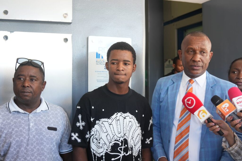 Se entrega joven vinculado a homicidio en Nigua; familiares aseguran que es inocente | 2 | Se entrega joven vinculado a homicidio en Nigua; familiares aseguran que es inocente - Noticias de hoy en República Dominicana | De Último Minuto