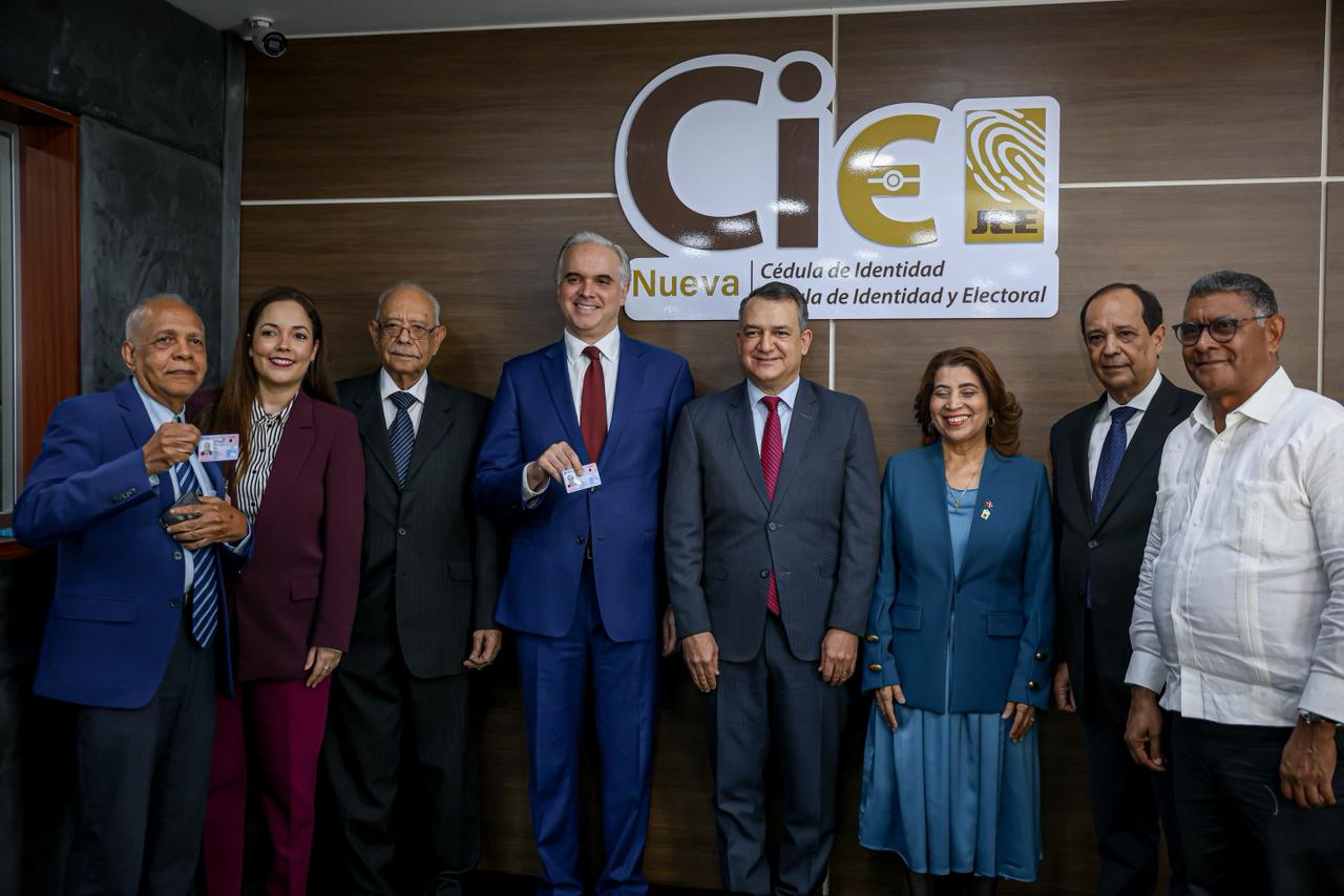 Miembros del PRSD reciben su nueva cédula de identidad y electoral - Noticias de hoy en República Dominicana | De Último Minuto
