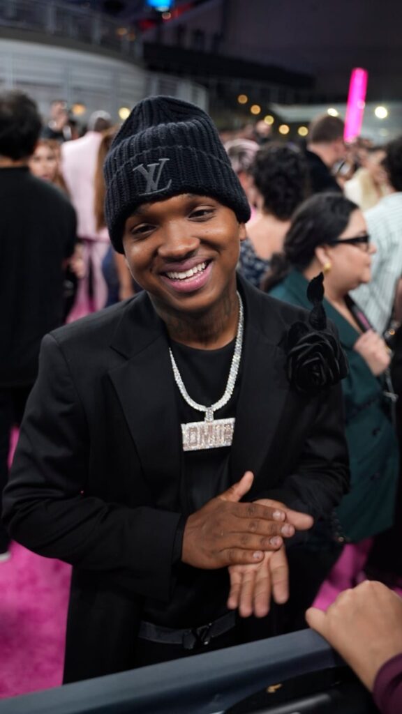 Dominicanos imponen estilo en la alfombra de Premio Lo Nuestro 2026 - Noticias de hoy en República Dominicana | De Último Minuto