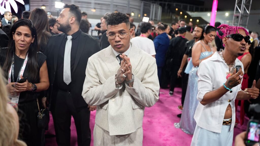 Dominicanos imponen estilo en la alfombra de Premio Lo Nuestro 2026 - Noticias de hoy en República Dominicana | De Último Minuto