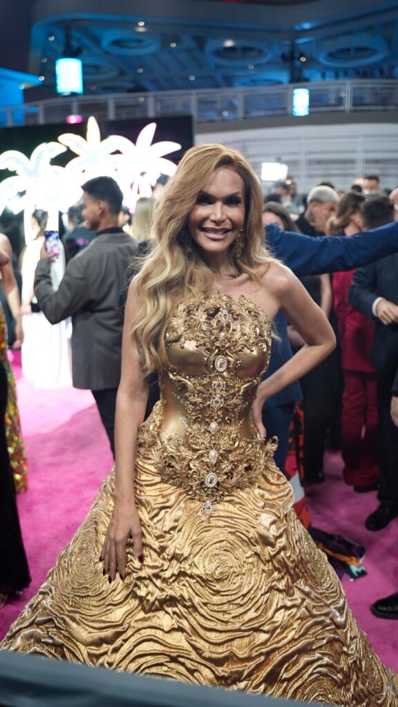 Dominicanos imponen estilo en la alfombra de Premio Lo Nuestro 2026 - Noticias de hoy en República Dominicana | De Último Minuto