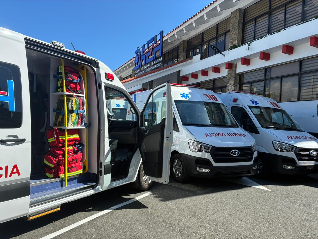 Gobierno entrega 50 nuevas ambulancias para ampliar cobertura del 911 y la DAEH - Noticias de hoy en República Dominicana | De Último Minuto