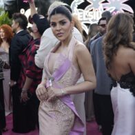 Dra. Tania Medina deslumbra en Premios Lo Nuestro con un vestido inspirado en la aurora boreal