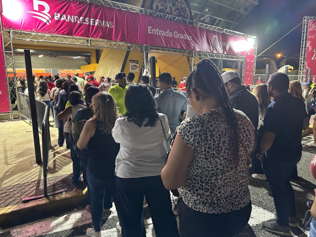 A horas del concierto de Juan Luis Guerra 4.40, miles comienzan a llenar el Estadio Cibao en Santiago - Noticias de hoy en República Dominicana | De Último Minuto