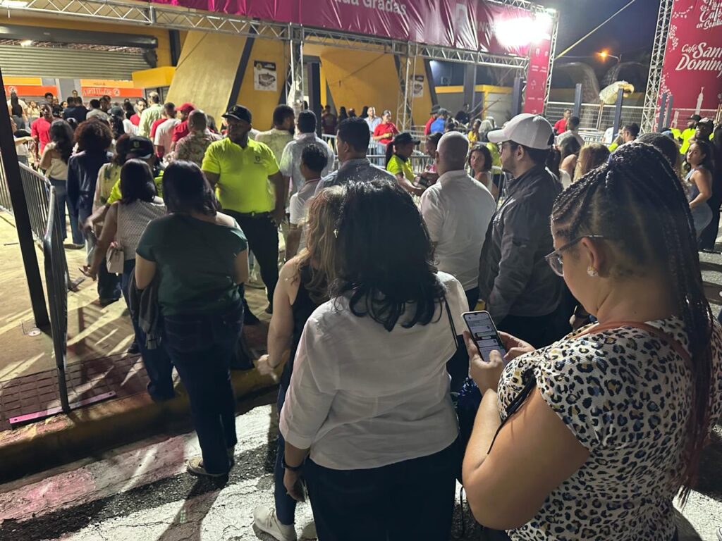 A horas del concierto de Juan Luis Guerra 4.40, miles comienzan a llenar el Estadio Cibao en Santiago - Noticias de hoy en República Dominicana | De Último Minuto
