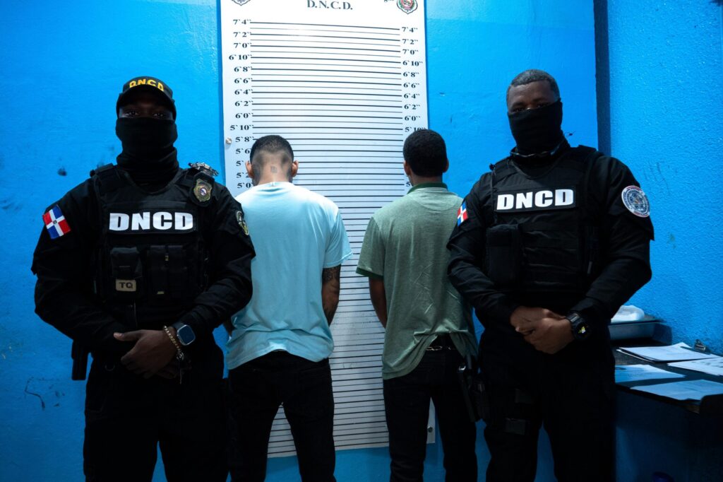 Extraditan dos hombres bajo los cargos de robo, fraude y porte de arma ilegal