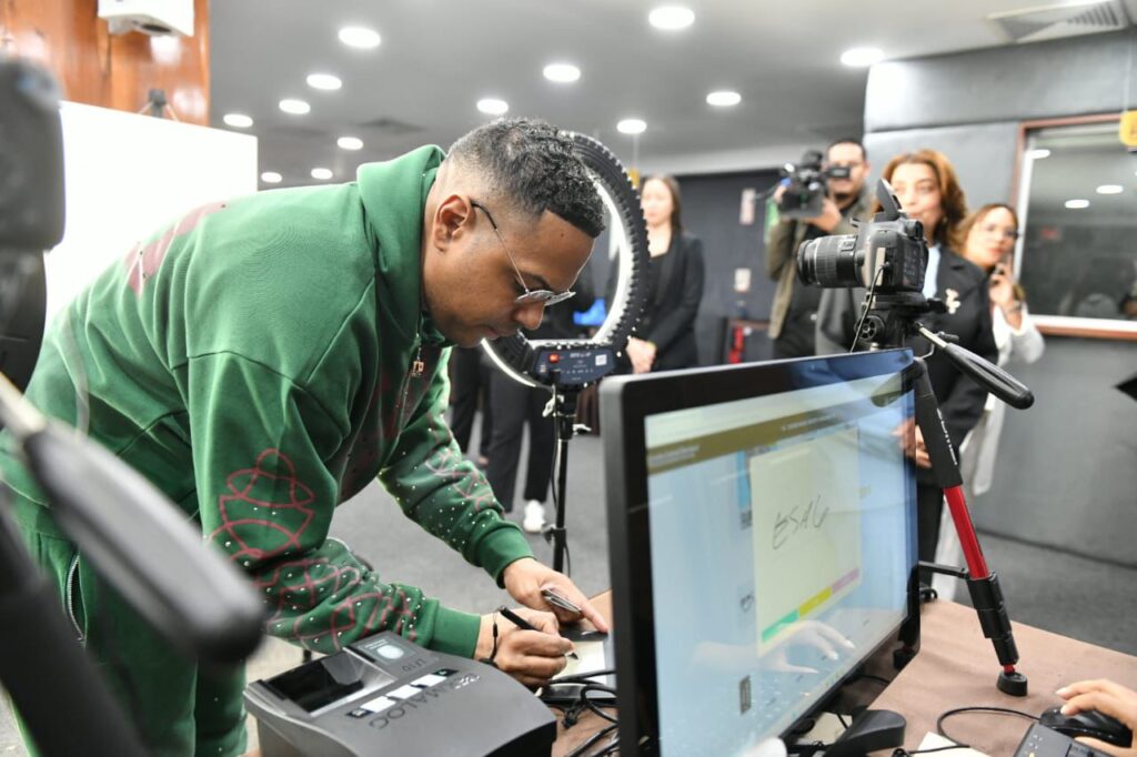 Santiago Matías, primer influencer en recibir nueva cédula; destaca seguridad del documento | 2 | Santiago Matías, primer influencer en recibir nueva cédula; destaca seguridad del documento - Noticias de hoy en República Dominicana | De Último Minuto