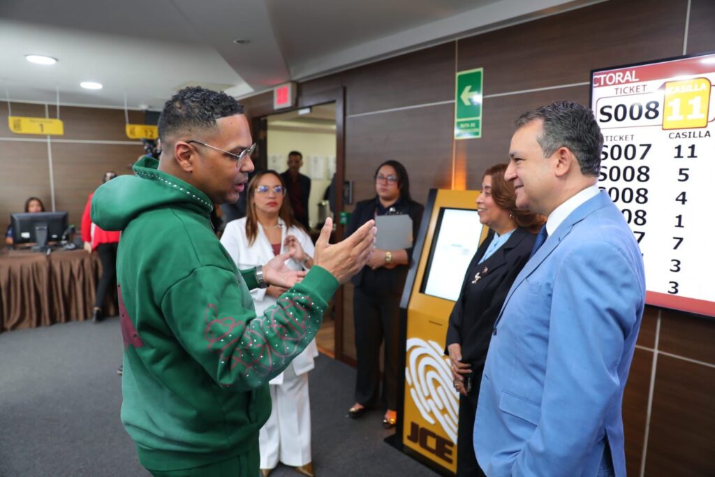 Santiago Matías, primer influencer en recibir nueva cédula; destaca seguridad del documento | 3 | Santiago Matías, primer influencer en recibir nueva cédula; destaca seguridad del documento - Noticias de hoy en República Dominicana | De Último Minuto