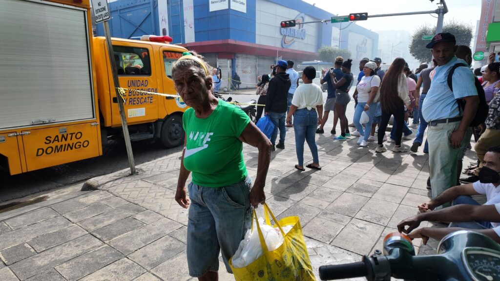 Pese a la humareda por incendio en Garrido, algunos comerciantes de la Duarte siguen operando | 4 | Pese a la humareda por incendio en Garrido, algunos comerciantes de la Duarte siguen operando - Noticias de hoy en República Dominicana | De Último Minuto