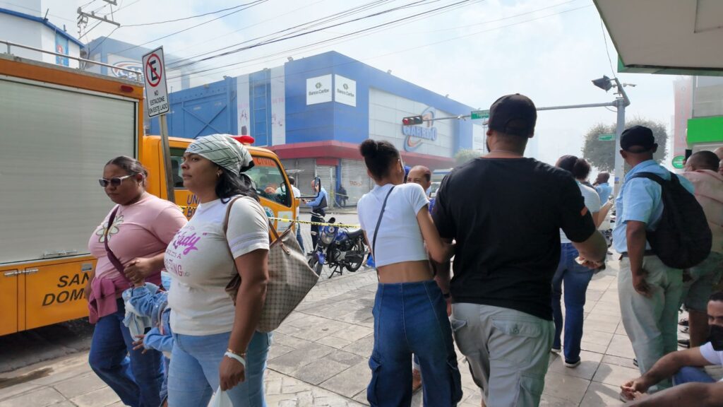 Pese a la humareda por incendio en Garrido, algunos comerciantes de la Duarte siguen operando | 3 | Pese a la humareda por incendio en Garrido, algunos comerciantes de la Duarte siguen operando - Noticias de hoy en República Dominicana | De Último Minuto