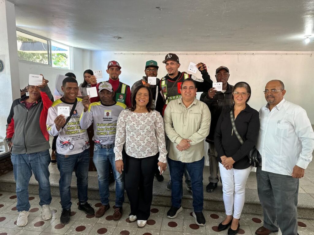 Gobernación de Bonao y el Gobierno Central entregan bonos a motor taxistas del municipio | 4 | Gobernación de Bonao y el Gobierno Central entregan bonos a motor taxistas del municipio - Noticias de hoy en República Dominicana | De Último Minuto