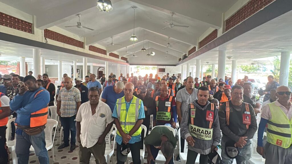 Gobernación de Bonao y el Gobierno Central entregan bonos a motor taxistas del municipio | 2 | Gobernación de Bonao y el Gobierno Central entregan bonos a motor taxistas del municipio - Noticias de hoy en República Dominicana | De Último Minuto