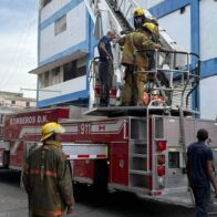 100 bomberos trabajan para sofocar incendio en almacén de Tiendas Garrido