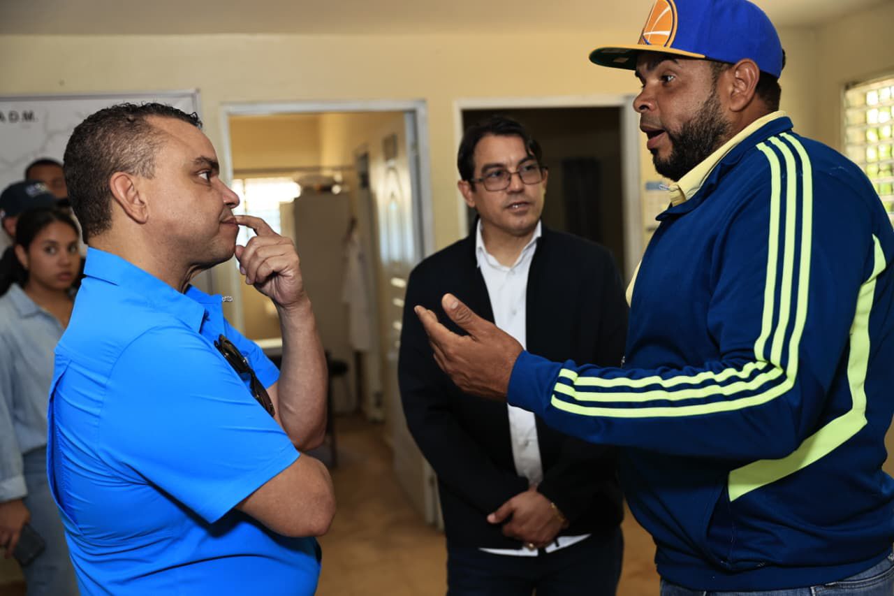 Julio Landrón supervisa labores en Centro de Atención Primaria La Yagua afectado por inundaciones en Gaspar Hernández - Noticias de hoy en República Dominicana | De Último Minuto