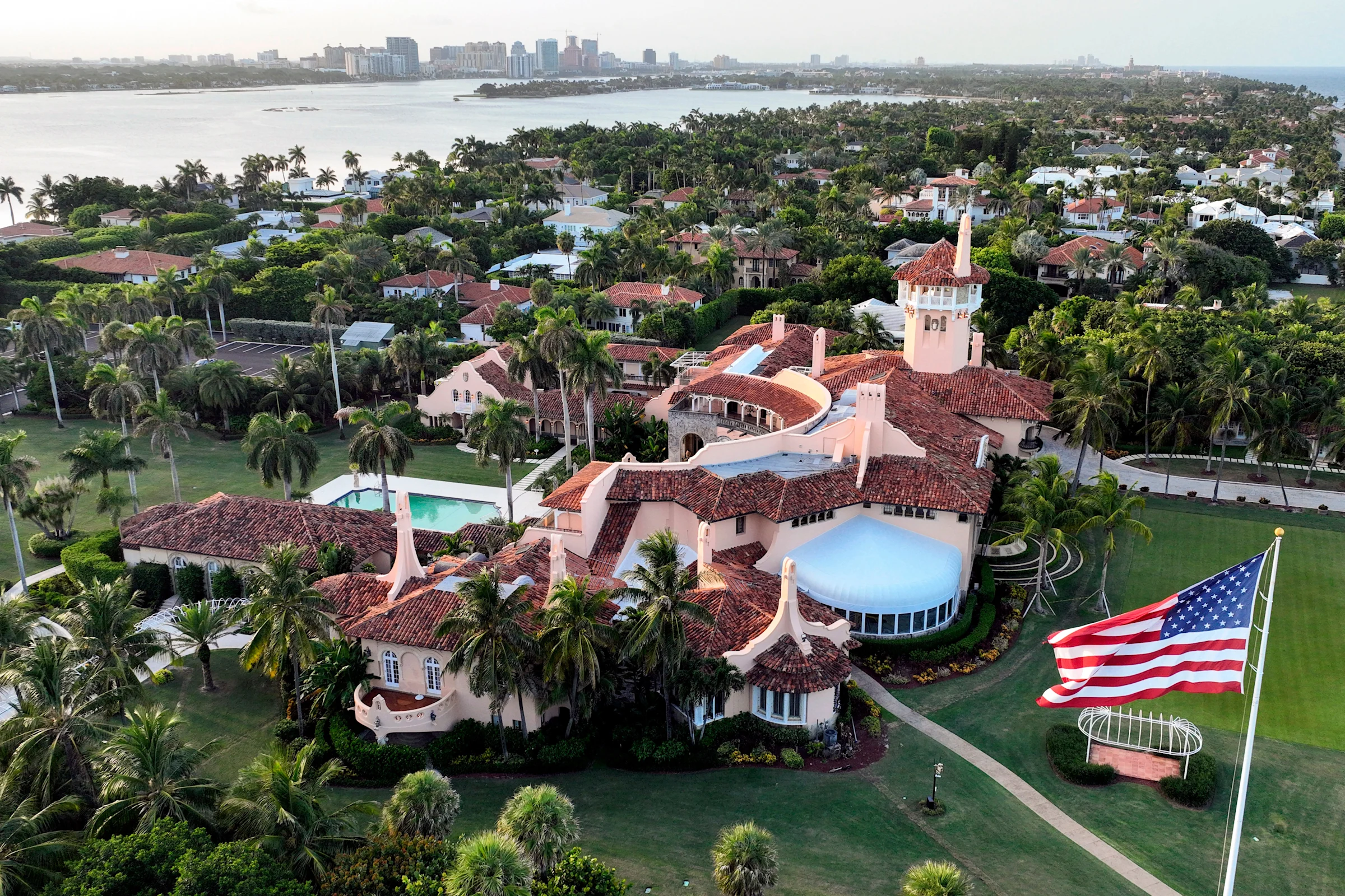 El Servicio Secreto mata a un hombre que entró armado en la residencia de Trump en Florida