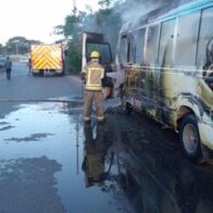 Autobús se incendia en Verón-Punta Cana y deja conductor con graves quemaduras - Noticias de hoy en República Dominicana | De Último Minuto